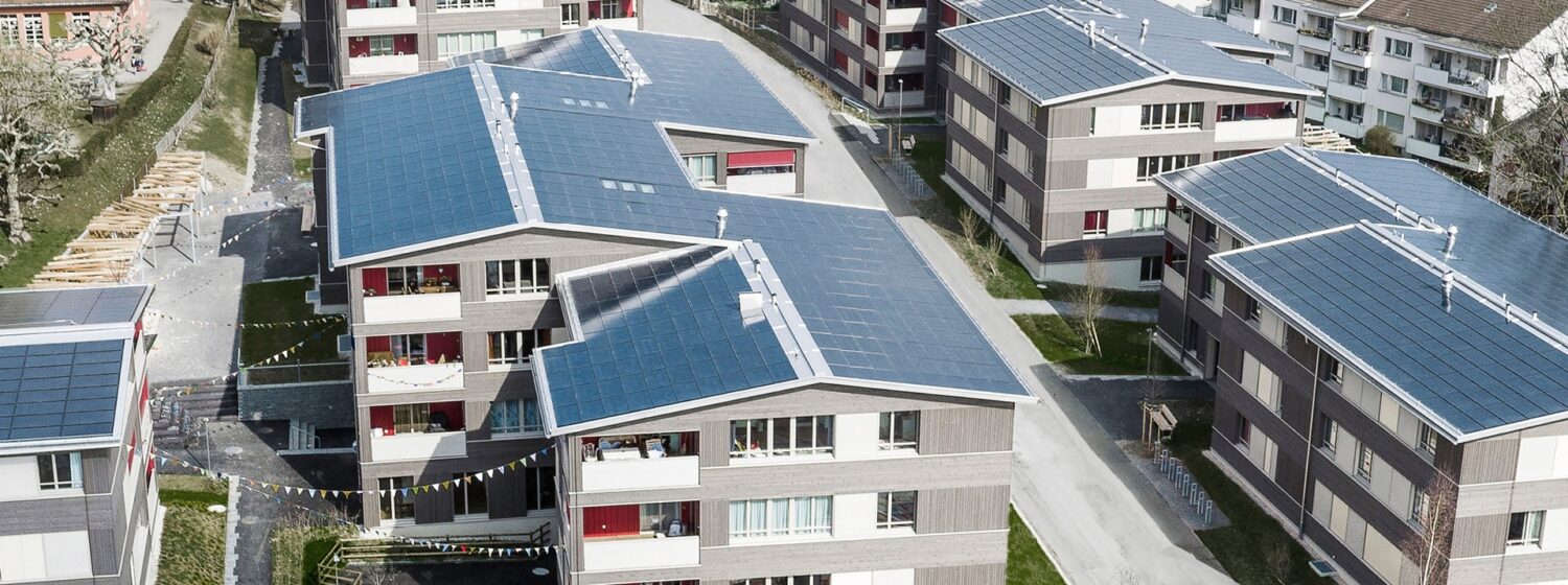 Solarkollektoren auf Schrägdächern für Wohngebäude.