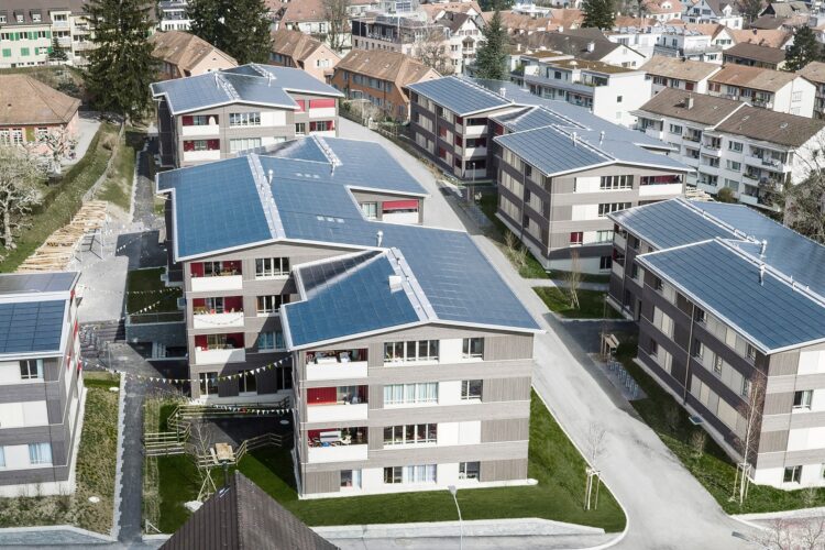 Solarkollektoren auf Schrägdächern für Wohngebäude.