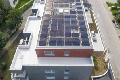 Solarkollektoren auf Flachdächern für Wohngebäude mit Ernst Schweizer Solarmontagesystemlösungen.